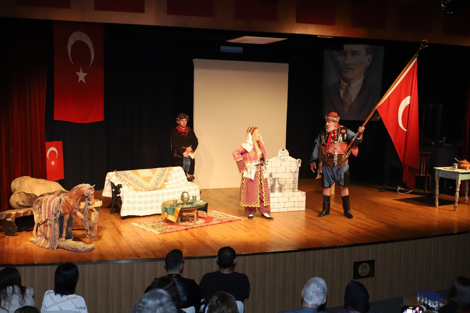 Nazilli'de oynanan tiyatro oyunu vatandaşlardan tam not aldı