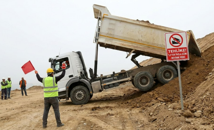 Şantiyelerde Hayati Uyarı: Eğimli Zeminde Damper Devrilme Riski ve %3 Kuralı
